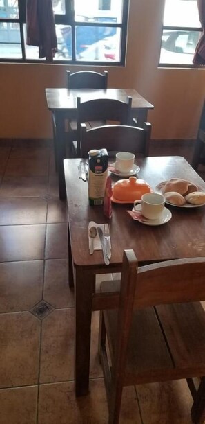 Tägliches inbegriffenes kontinentales Frühstück