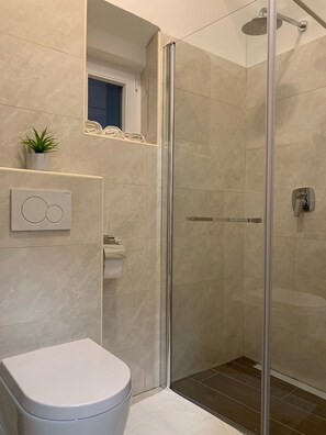 Dusche, Haartrockner, Handtücher, Seife