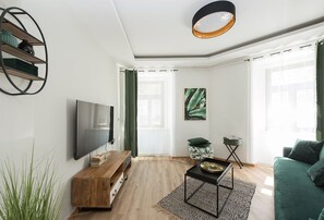 Flatskjerm-TV og bøker