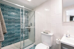 Shower, hair dryer, towels, soap - Private Studio , spectacular  Ocean View , bathroom , kitchenette, Very Quiet (Half Moon Bay)