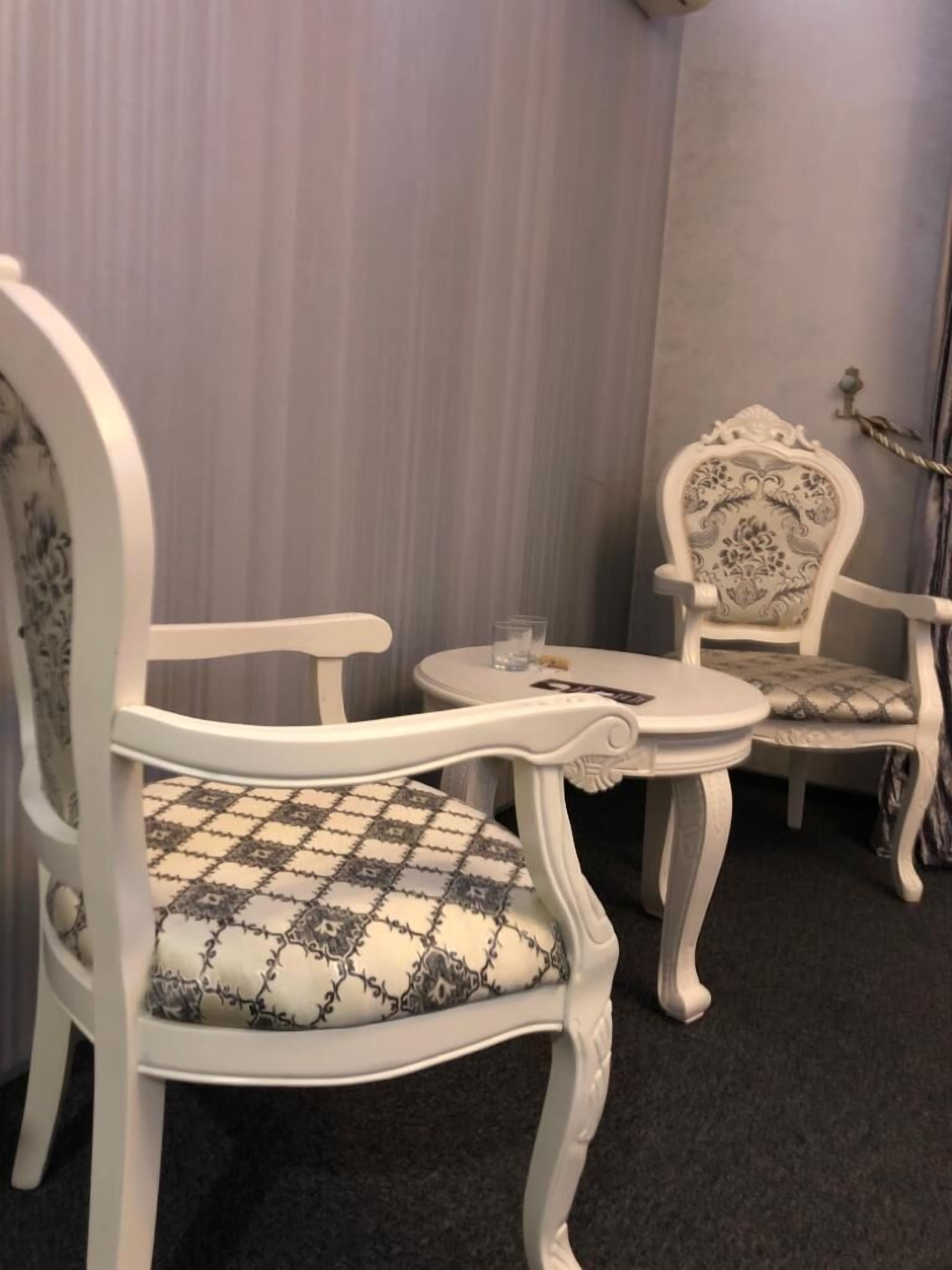 خزنة داخل الغرفة وستائر تعتيم وتجهيزات عازلة للصوت ومكواة/لوح كي