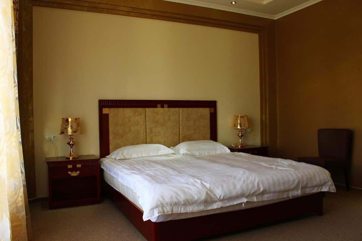 Golden Apartment | 1 bedroom, in-room safe, blackout drapes, soundproofing