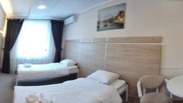 Standard Studio, 2 Single Beds | 1 bedroom, in-room safe, blackout curtains, soundproofing