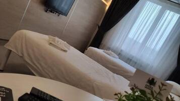 Standard Studio, 2 Twin Beds | In-room safe, blackout drapes, soundproofing, iron/ironing board