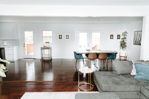 Living area - Newly Renovated Bungalow with Artful Delights, Plush Comforts, and Convenience (Smyrna)