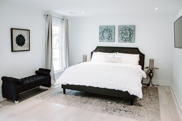 3 chambres, bureau, fer et planche à repasser, lit de bébé portatif