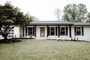 Exterior - Newly Renovated Bungalow with Artful Delights, Plush Comforts, and Convenience (Smyrna)