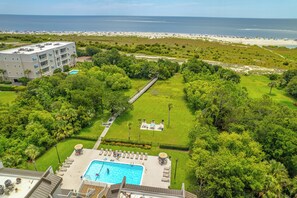 Pool - Oceanfront Condominium with Balcony, Pool and Boardwalk to Beach. Partial Ocean View (Saint Simons Island)