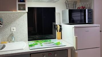 Coffee/tea maker, fridge, microwave, oven