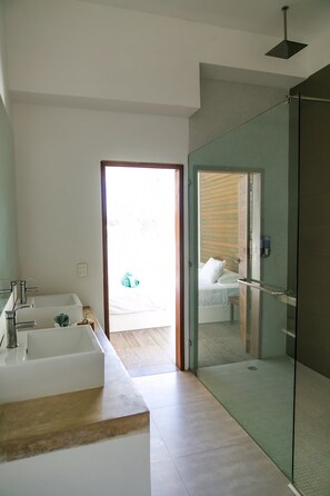 Een douche, een hydromassagedouche, handdoeken, zeep
