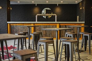 2 bares/lounges