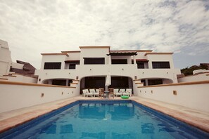 Una piscina al aire libre