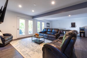 Een smart-tv, een open haard, boeken en een filmbibliotheek