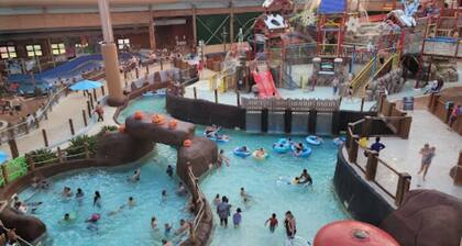 Kinstay Top-Rated Family Cabin: 2 Living Areas, Views & Game Room + EV Charger