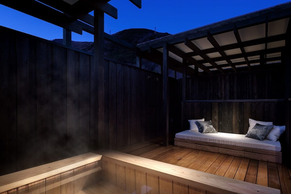 行政双床房 (Roof Top Open Air Bath) | 浴室 | 淋浴/盆浴组合、泉水浴缸、免费洗浴用品、吹风机