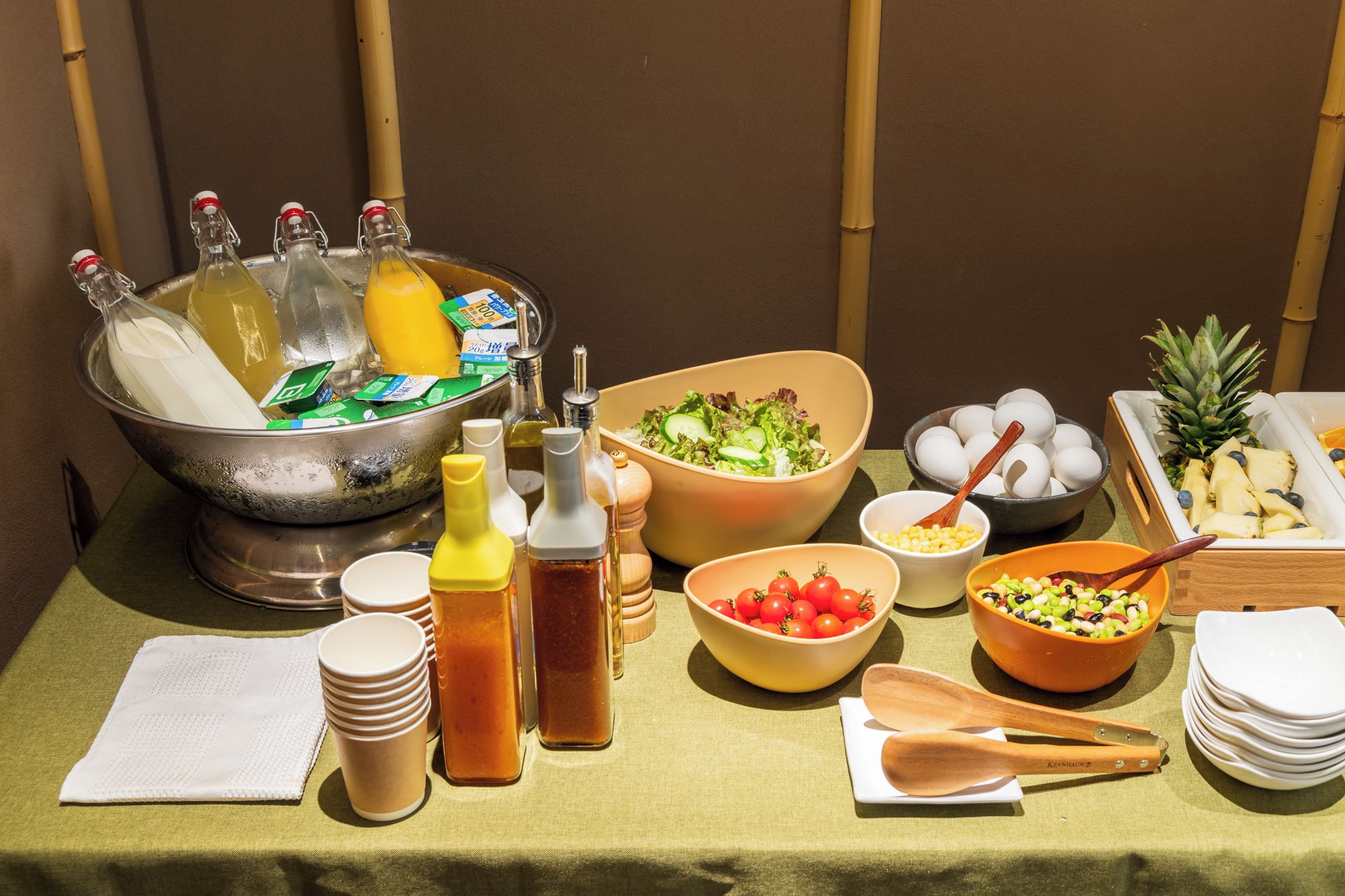 Une table de buffet proposant une variété de plats, d’assaisonnements et d’ustensiles.