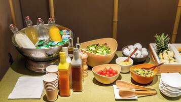 Une table de buffet proposant une variété de plats, d’assaisonnements et d’ustensiles.