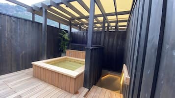 Habitación Deluxe con 2 camas individuales (Roof Top Open Air Bath) | Baño | Tina con regadera y tina con aguas termales