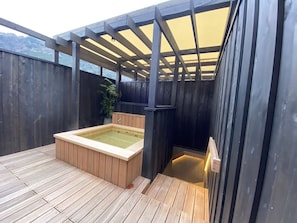 Deluxe-Zweibettzimmer (Roof Top Open Air Bath) | Badezimmer | Duschwanne, Quellwasserbad, kostenlose Toilettenartikel, Haartrockner
