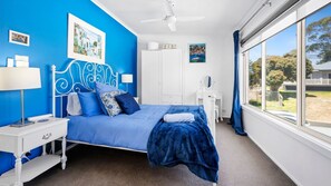 4 bedrooms, WiFi, bed sheets - Santorini Beach House (Safety Beach)