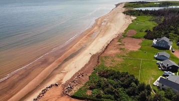 Rannalla, aurinkotuoleja, rantapyyhkeitä