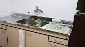 Cottage with Wood deck | Private kitchen | Fridge, microwave, stovetop, electric kettle