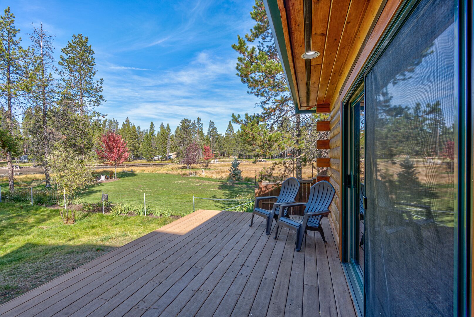 Gorgeous riverfront log cabin, air hockey, near boat launch, BBQ outdoor seating
