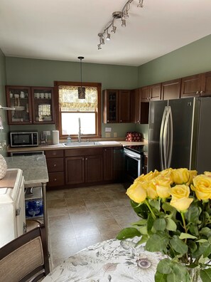 Fridge, microwave, oven, stovetop - Hidden Gem in the Valley! (Peninsula)