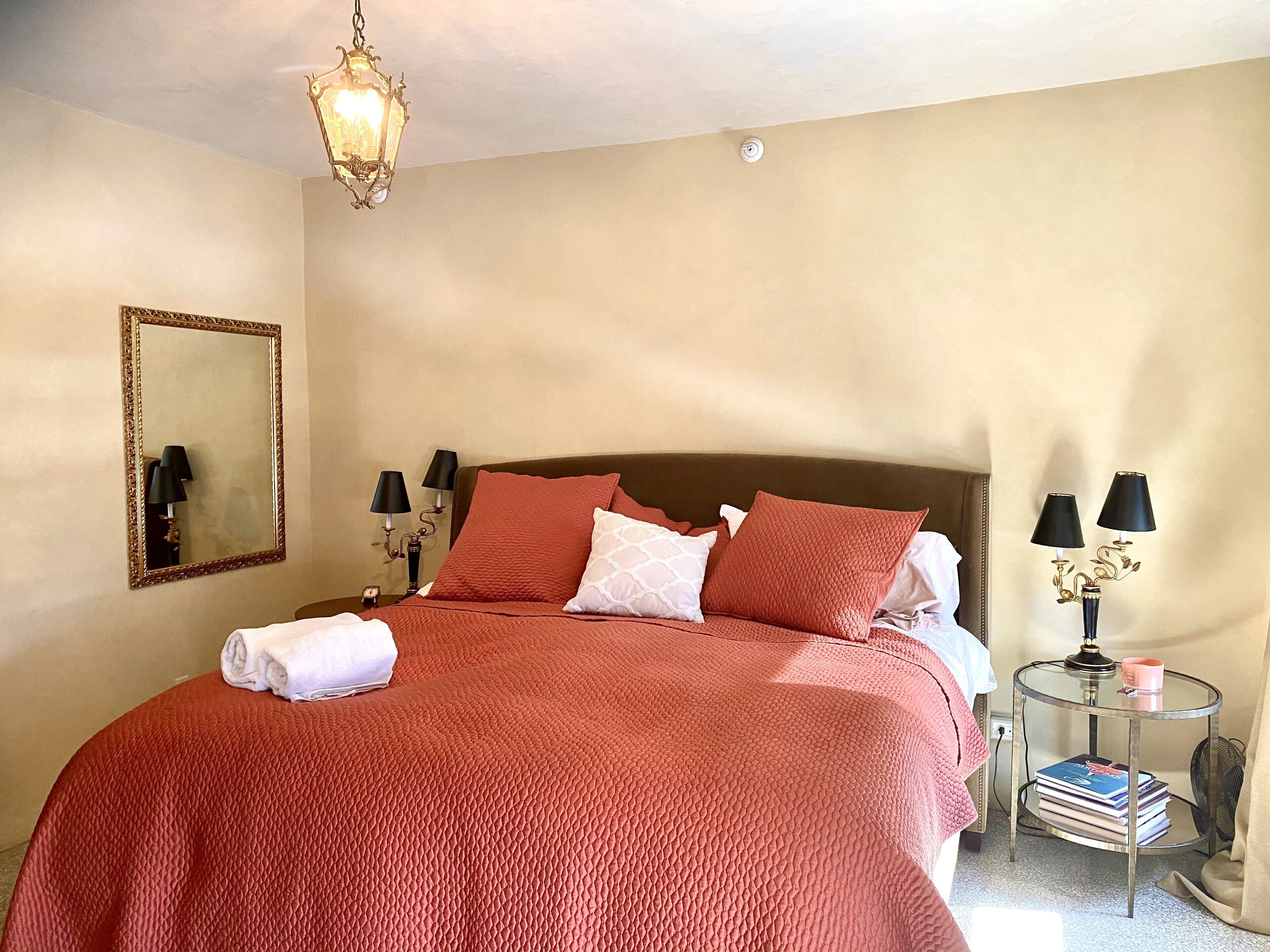 1 soverom, skrivebord, strykejern/-brett og wi-fi (inkludert)