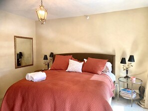 1 slaapkamer, een bureau, een strijkplank/strijkijzer, gratis wifi