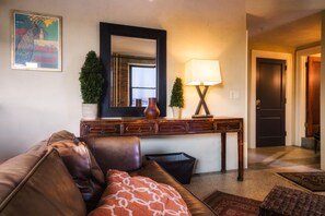 Smart TV, fireplace - River View Condo in the Wilma (Missoula)