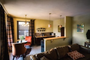 Smart TV, fireplace - River View Condo in the Wilma (Missoula)