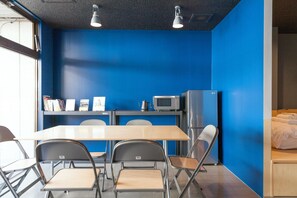 Dortoir Partagé, hommes uniquement | Coffres-forts dans les chambres, Wi-Fi gratuit, draps fournis