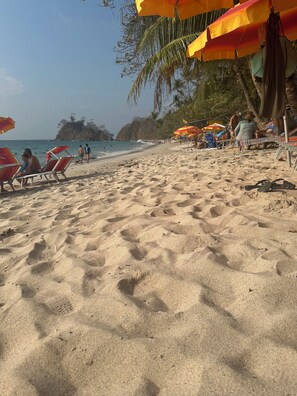 Nær stranden og strandhåndklær