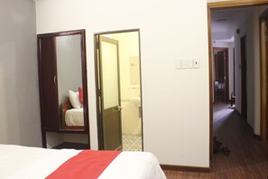 Kamar Ekonomi | Minibar, dilengkapi dengan perabotan berbeda-beda, dan meja kerja