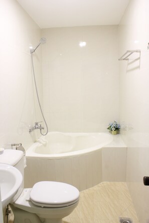 Superior Room | Bathroom | Shower, rainfall showerhead, designer toiletries, hair dryer - Hoang Kim Hotel (Nha Trang)