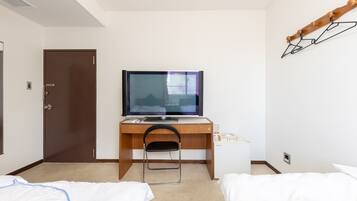 Twin Room, Smoking | Desk, free WiFi, bed sheets
