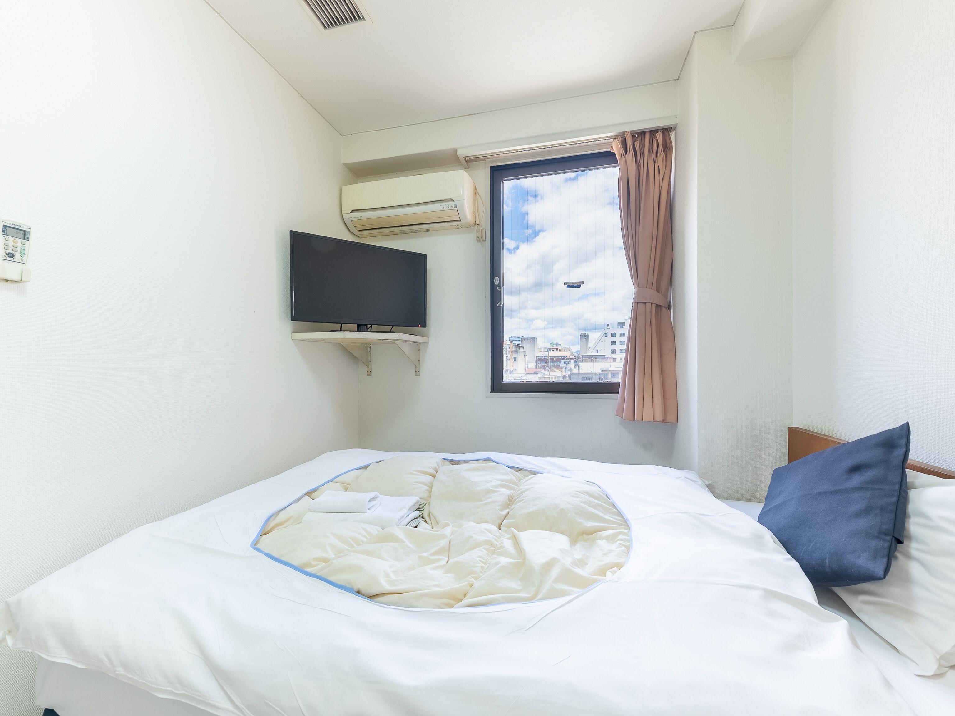 Semi-Double Room, Smoking | Desk, free WiFi, bed sheets