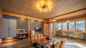 Una sala de estar moderna con esteras de tatami, una mesa de centro de madera y muebles japoneses tradicionales.