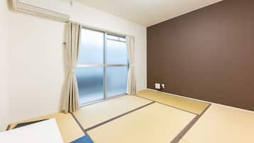 ํธ๋๋์
๋ ํธ๋ฆฌํ๋ฃธ (Japanese Style Room) | ์ฑ
์, ๋ฌด๋ฃ WiFi, ์นจ๋ ์ํธ