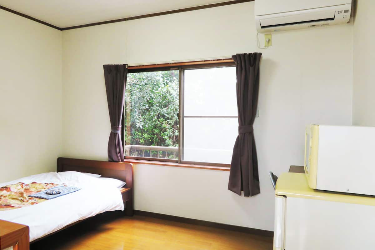 Desk, free WiFi, bed sheets