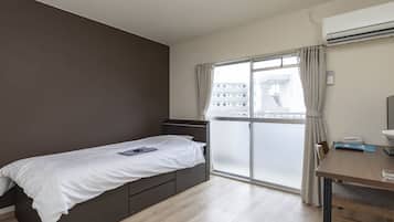 Escritorio, wifi gratis y ropa de cama