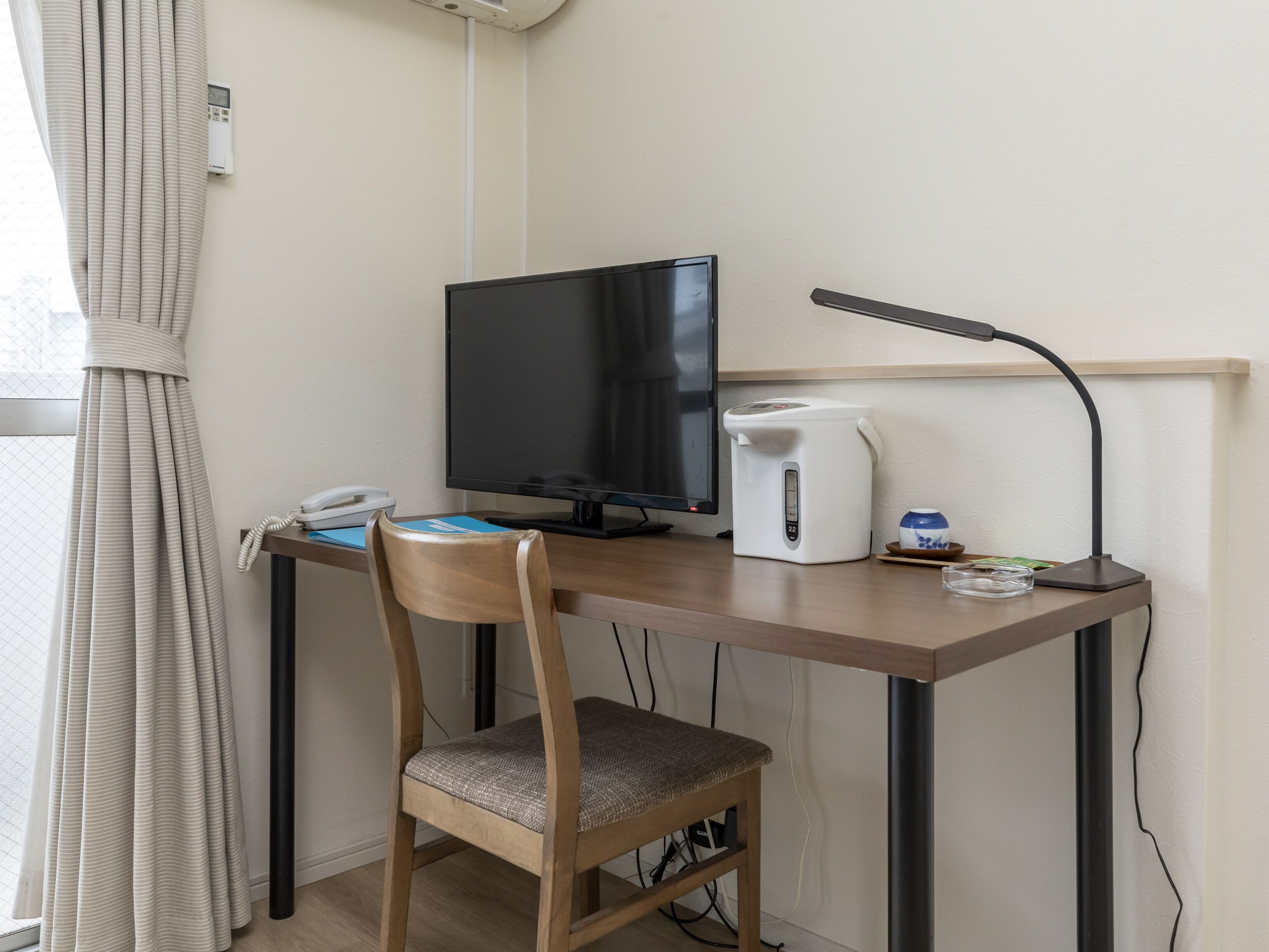 1 bedroom, desk, free wifi, bed sheets