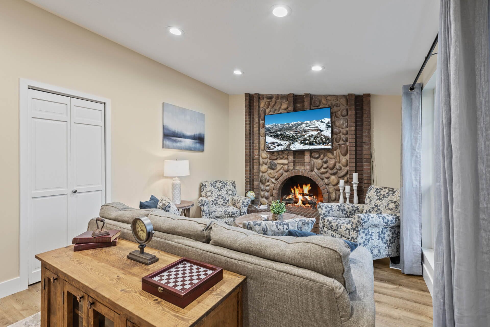 Moose Mgmt at Cottonwood 3588: King bed-Pvt HotTub-Wood Fireplace-Dogs Welcome