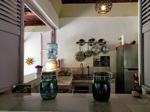 Réfrigérateur, cafetière/bouilloire, grille-pain