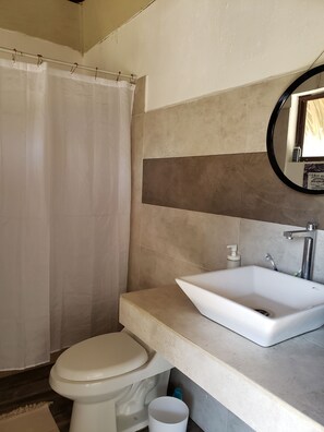 Shower, hair dryer, towels - Hidden Modern Bungalow in Atami Gated Community (Tamanique Club Atami)