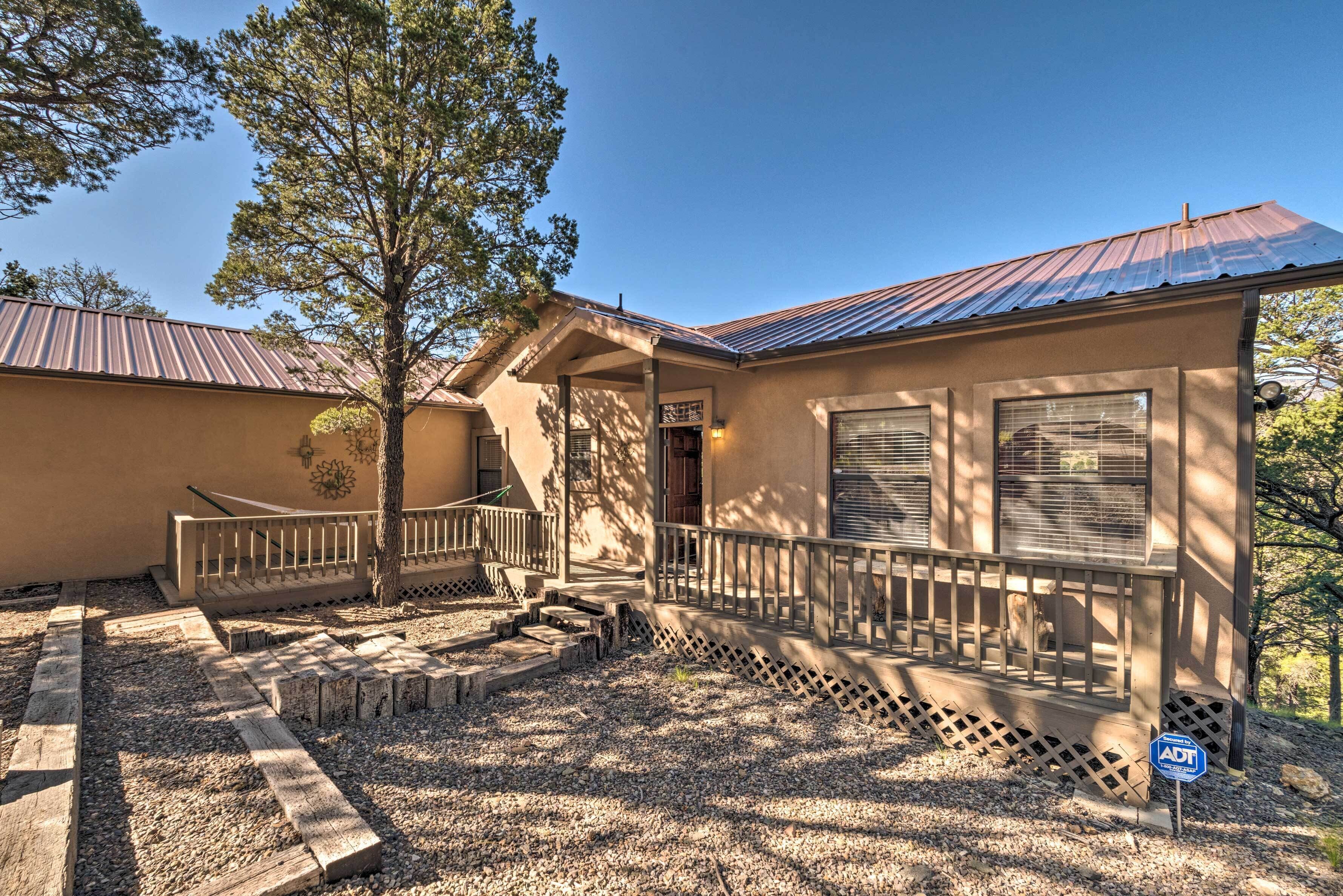 Scenic Abode: Stunning Mtn Views, Hot Tub & Deck!