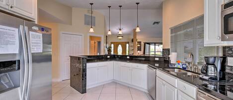 Réfrigérateur, micro-ondes, plaque de cuisson, lave-vaisselle