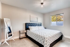 5 bedrooms, iron/ironing board, travel cot, WiFi - Heart & Soul of San Diego in Old Town. Private w/heated pool & Jacuzzi NEAR ALL. (San Diego)