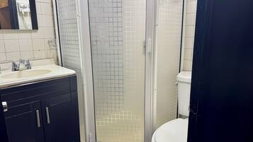 Haartrockner, Handtücher, Seife, Shampoo